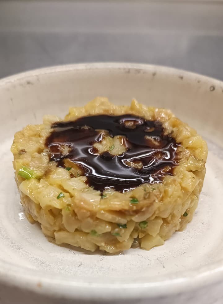 Tartare di sedano rapa guarnita con fondo di sedano rapa