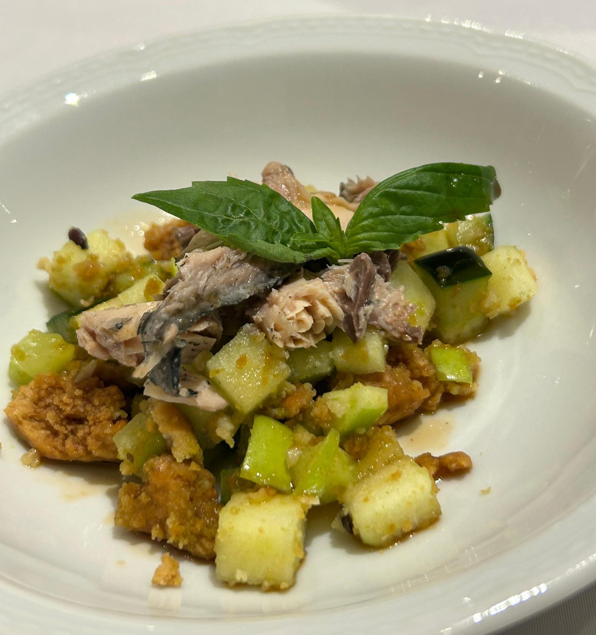 Tartare di sgombro con mela verde e cetriolo a cubetti, crumble ed erbe fresche