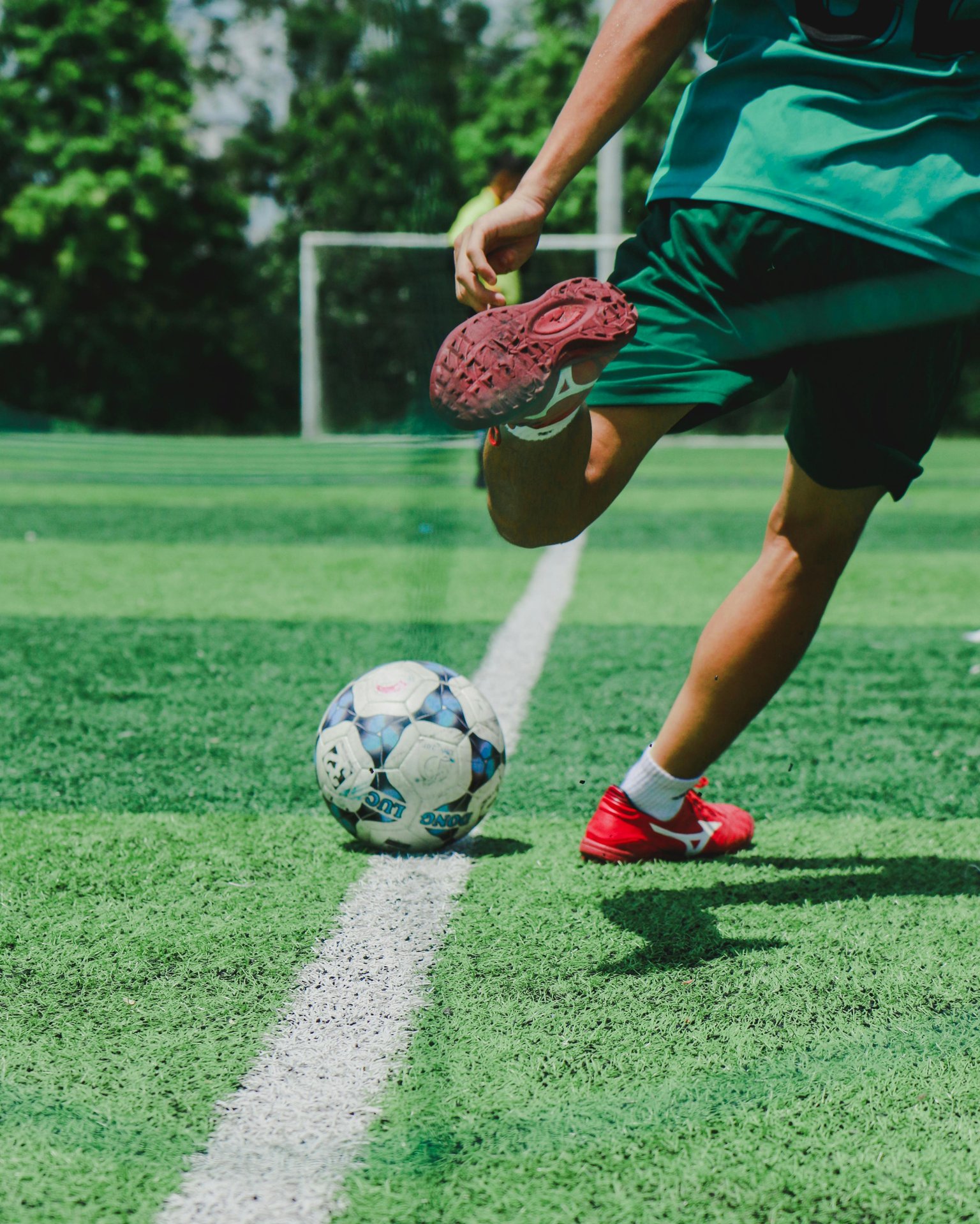 Calciatore in azione, a illustrazione del servizio di nutrizione sportiva